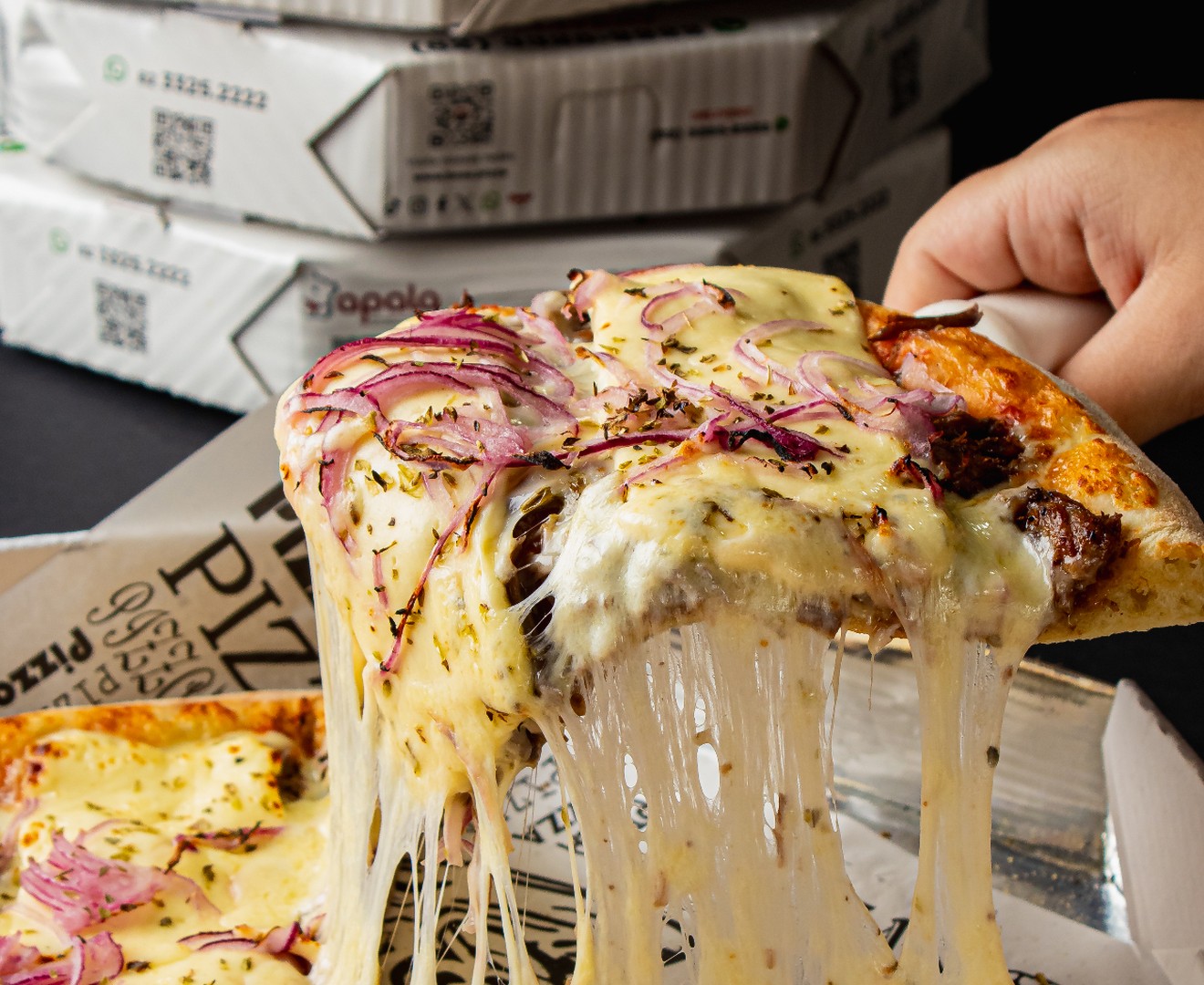 Fatia de pizza Boss com queijo puxando