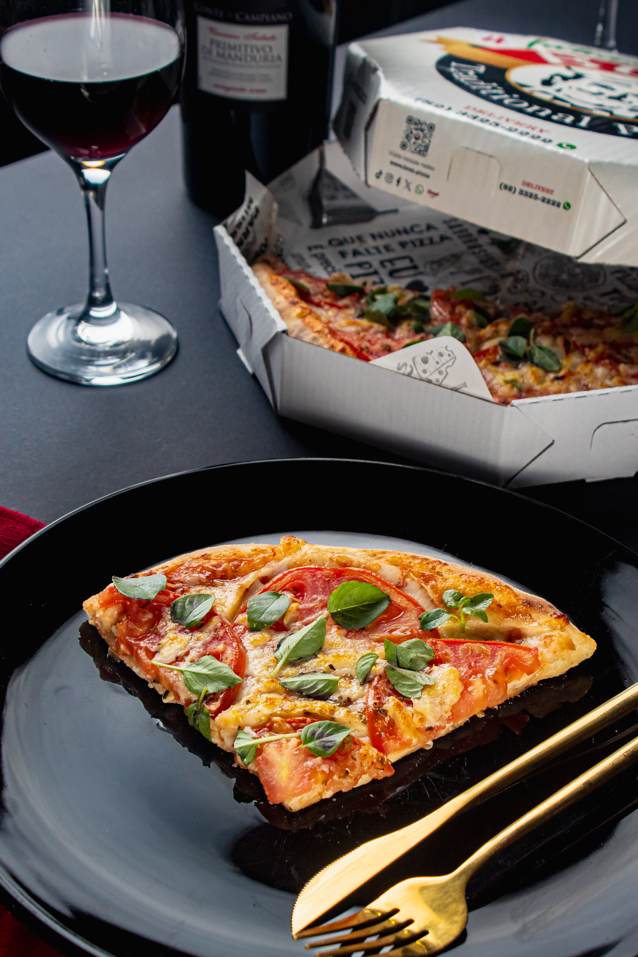 Pizza Boss servida com vinho