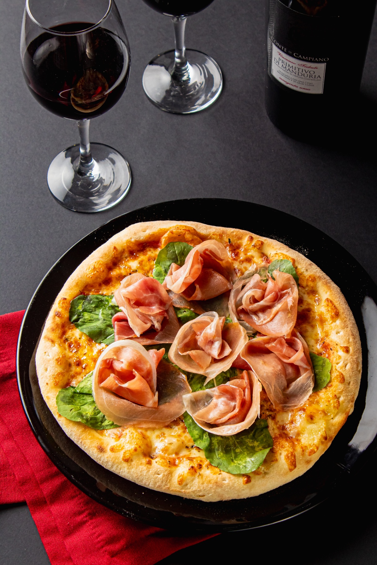 Pizza de parma servida com vinho